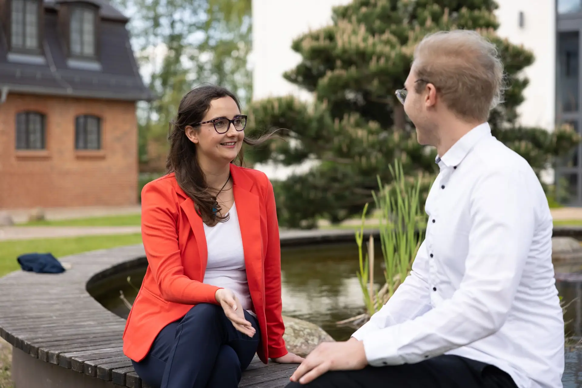 Elisa im Gespräch mit einem Mitarbeiter